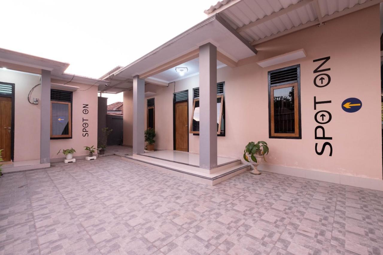 Spot On 1784 Tnc Residence Syariah Mataram Buitenkant foto